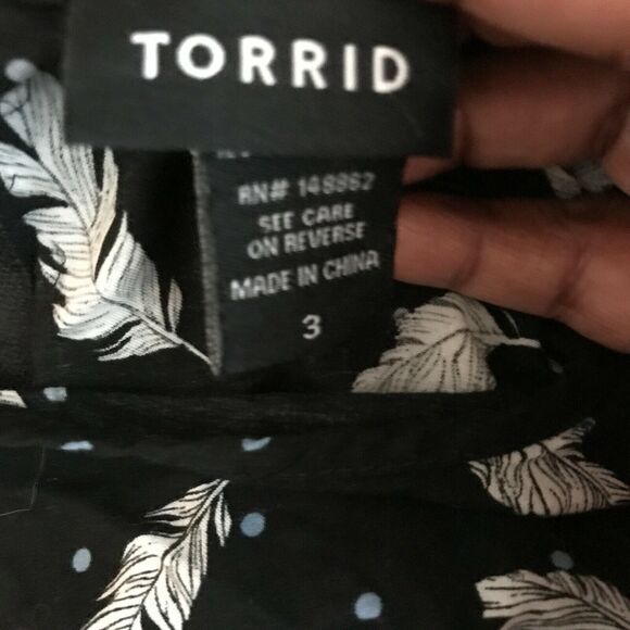 Torrid Shirt Women Sz 3X Black White Feather Polka Dot Lightweight Short Sleeve - Picture 8 of 10